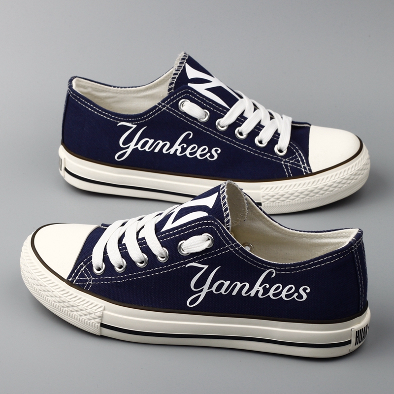 Women's New York Yankees Repeat Print Low Top Sneakers 001